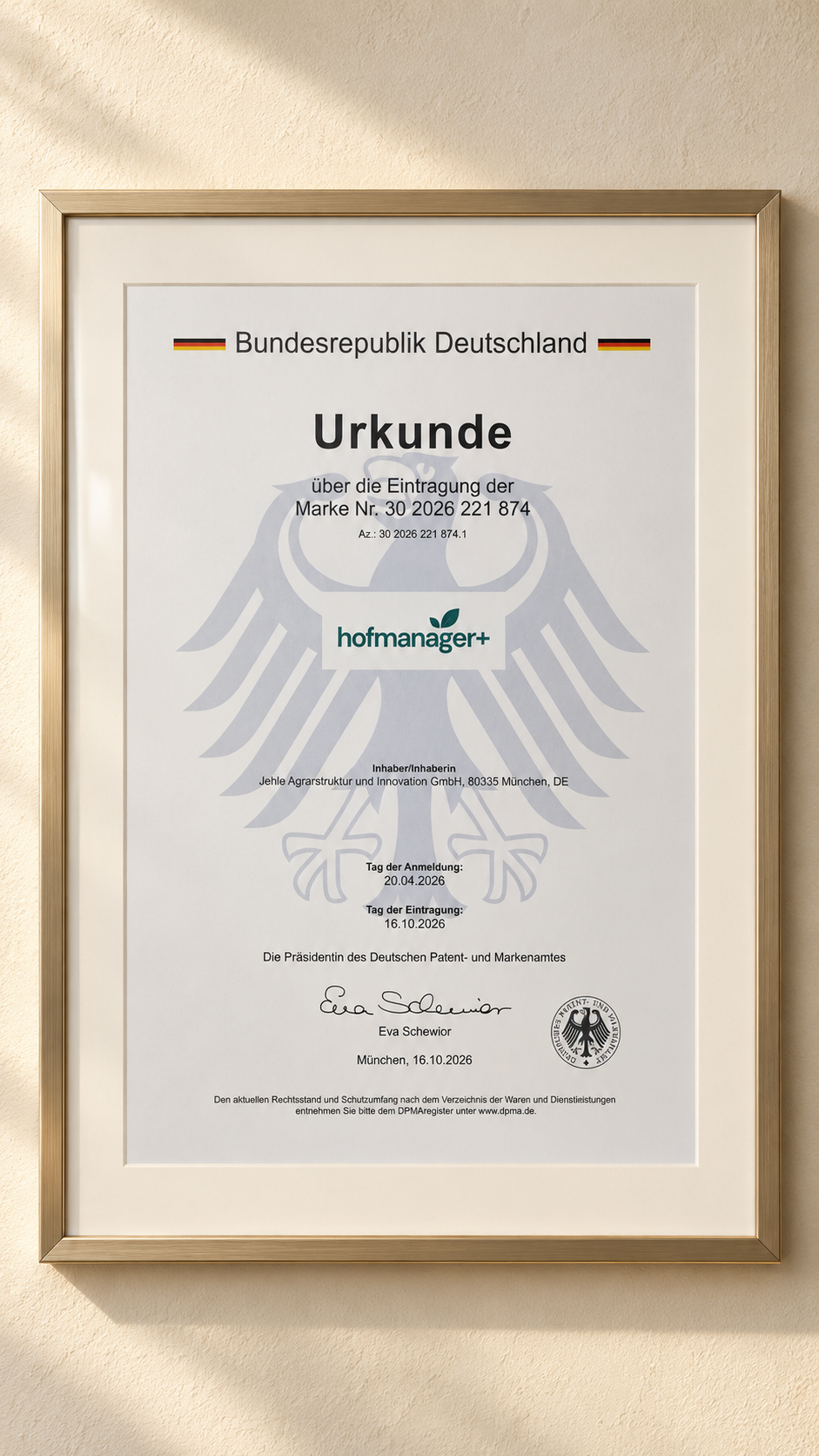 hofmanager+ Markenurkunde, inszeniert im Champagnerrahmen